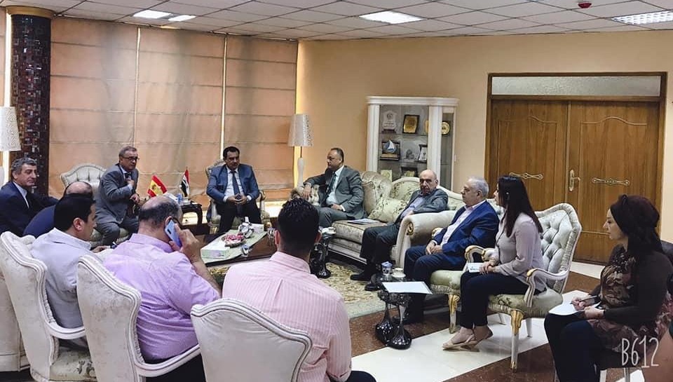 reunión en salon con la chii