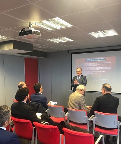 El embajador de España en Bagdad,  dando conferencia en torre europa organizado por la CHII