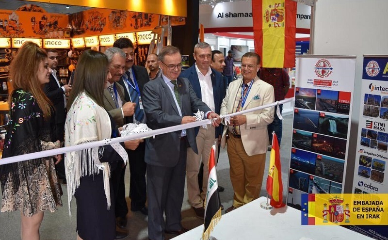stand español en feria de bagdad. Embajador español